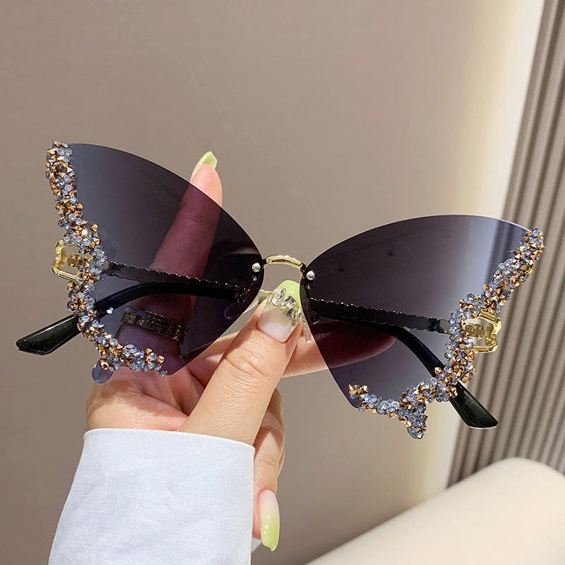 Luxury Butterfly Sunglasses with Rhinestone Detailing - Bold and Elegant (No prescription)